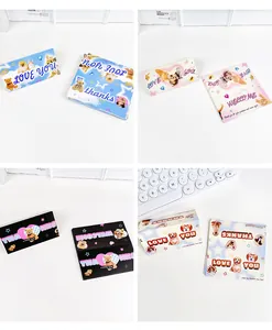Collage de lindas tarjetas de felicitación con osos y gatos en un escritorio blanco