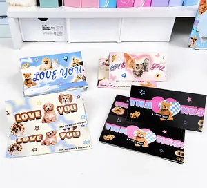 Vista detallada de varias tarjetas de cartón decorativas de osos y mascotas para empaque