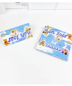 Primer plano de cabeceras de cartón azul cielo con osito de dibujos y mascotas lindas