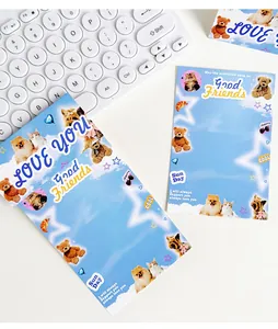 Primer plano de tarjetas decorativas de osos y animales sobre un escritorio blanco