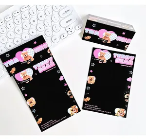 Detalle de tarjeta de embalaje de oso de dibujos animados con tipografía rosa Thanks