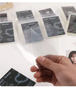 Dettaglio delle bustine protettive trasparenti 66x91mm per carte K-pop e da gioco