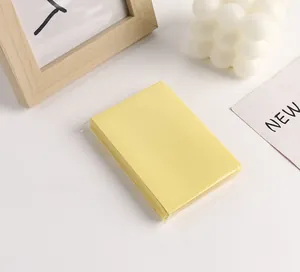Detalle de fundas mate amarillo claro para fotocards en embalaje protector de calidad