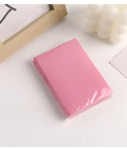 Detalle macro de fundas para fotocards rosa macaron con textura mate y película protectora