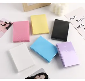 Detalle de fundas protectoras de colores con patrón de corazón para tarjetas de fotos