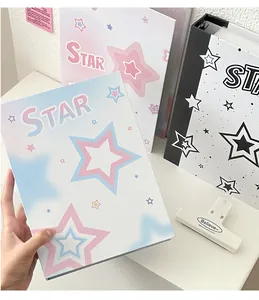 Primer plano de la carpeta A5 Y2K con estrellas en degradado y anillas de metal