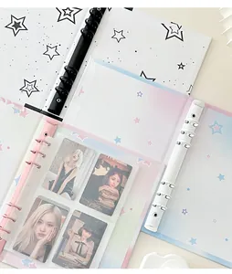 Detalle del mecanismo metálico de seis anillas para álbum de fotos Y2K de estrellas