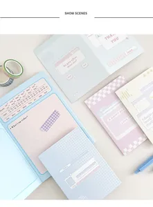 Primer plano de tarjetas de regalo Y2K en colores pastel con diseño de interfaz retro
