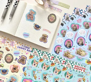 Detail van Y2K retro cartoon stickers met teddyberen en katten op een geruit notitieboek