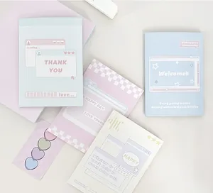 Vista plana de tarjetas de papelería pastel estilo Y2K con patrones retro de PC