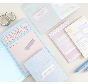 Detalle de set de papelería de estilo coreano con planificadores y cintas decorativas