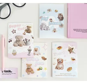 Flat-Lay von Y2K-Ästhetik-Schreibwarenkarten-Set mit süßen Katzen- und Welpenillustrationen
