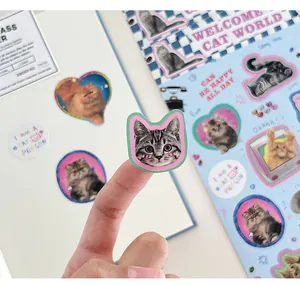 Detailopname van realistische kattenstickers in pastelkleuren voor scrapbooking en DIY