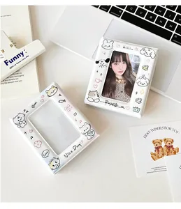 Dettaglio di mini album fotografici bianchi portatili con simpatici gatti e cani cartoon