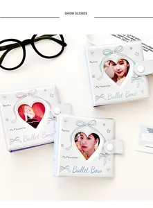 Detalle de carpetas para fotocards azules y moradas con ventana de corazón y lazo de ballet
