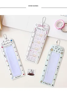 Détail de porte-cartes mignon avec chiot de dessin animé, rubans et chaînes à billes