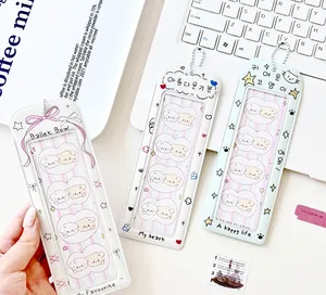 Détails de trois porte-cartes mignons avec chiens de dessin animé en rose, bleu et crème
