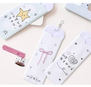 Détail de porte-cartes photo en PVC avec nœuds et chiots mignons incluant chaînes en métal
