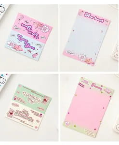 Detalle de portatarjetas estilo Y2K con lindas ilustraciones de osos y corazones