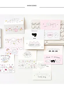 Lindas tarjetas de embalaje con animales de dibujos animados sobre teclado blanco