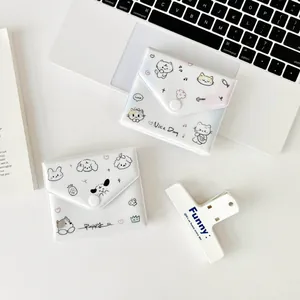 Piccola borsa porta tessere minimalista con gattino e cucciolo e chiusura a scatto