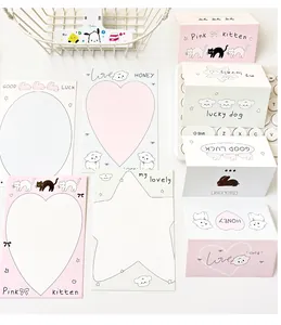 Detalle de tarjetas de embalaje de papel con bonitos diseños de gatos y perros