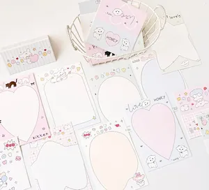 Detalle de varios cabezales de tarjeta en tonos macarrón con motivos de cachorros y corazones