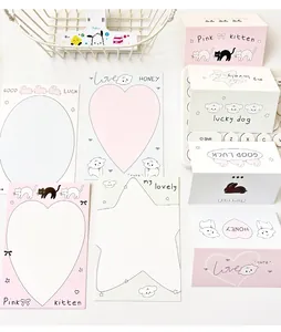 Primer plano de lindas tarjetas de papelería con dibujos de gatos y conejos en mesa blanca