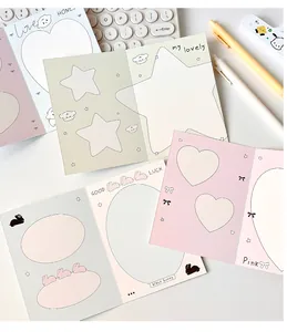 Detalle de tarjetas de dibujos animados en colores macaron con motivos de conejos a mano