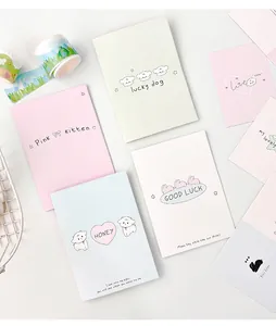 Vista cenital de tarjetas de papelería de dibujos con motivos animales en mesa blanca