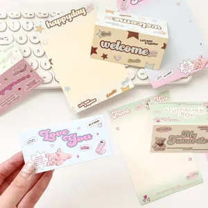 Set de papelería Y2K pastel con ositos y mini tarjetas de embalaje sobre escritorio