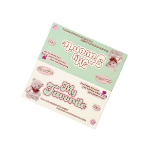 Tarjeta de papelería Y2K verde y crema con diseño de oso de peluche y lazo rosa suave