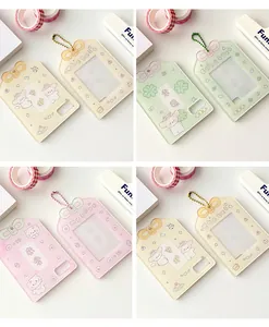 Dettaglio di simpatiche bustine per carte in quattro colori con catenine e motivi di cuccioli