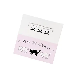 Tarjeta de embalaje de gato rosa y blanco con bonitos lazos y patrones de estrellas