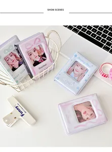 Detailoverzicht van mini-fotoalbums met strikjes en klavers in pastelkleuren