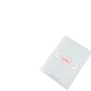 Tarjeta de felicitación minimalista azul claro con corderitos y un corazón honey