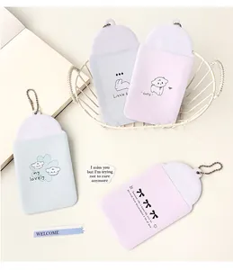 Dettaglio di porta fotocard in PVC pastello con catenelle in metallo e motivi cartoon