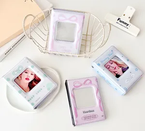 Detailweergave van vier kleurrijke mini-fotoalbums met klavervensters en lintpatronen