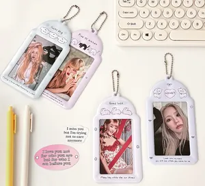 Set di quattro porta carte in PVC colorato con catenelle e graziose illustrazioni di animali