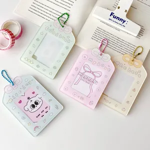 Set di quattro porta carte a fumetto con charm a fiocco in colori pastello
