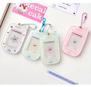 Gros plan de quatre porte-cartes en acrylique en forme de téléphone aux tons pastel variés