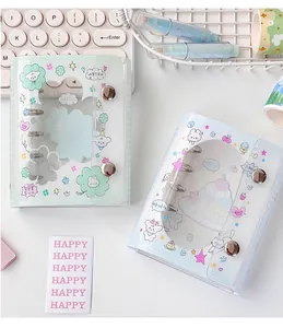 Nahaufnahme von Mini-PVC-Ringbüchern mit süßen Comic-Motiven und Druckknopfverschluss