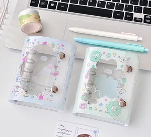 Detail eines 3-Loch Mini-Ringbuchs aus PVC mit süßem Welpenmotiv und Druckknopfverschluss