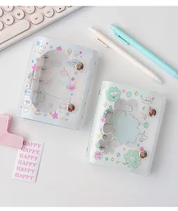 Detailansicht der Mini-PVC-Ordner mit Kleeblatt-Welpen, Dreilochringen und Druckknöpfen