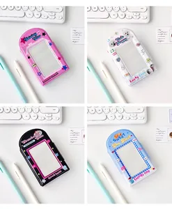 Detailopname van kleurrijke PVC-fotokaarthouders met schattige cartoonontwerpen in 4 kleuren