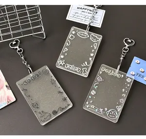 Détail de porte-cartes en acrylique à paillettes avec motifs doodle et crochet cœur