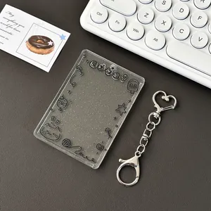 Porte-photocarte en acrylique pailleté avec gribouillages noirs et crochet en forme de cœur