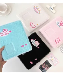 Detalle del archivador de tarjetas fotográficas de felpa con textura suave y bordado