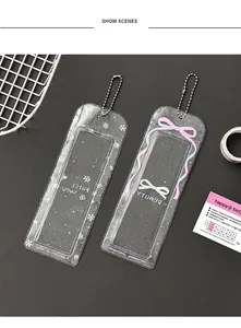 Détail des protège-cartes en PVC transparent avec motifs flocons et nœuds et chaînes argentées
