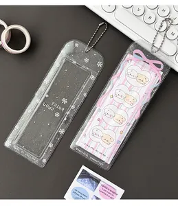 Gros plan du porte-carte en PVC pailleté avec chaîne argentée et ruban rose